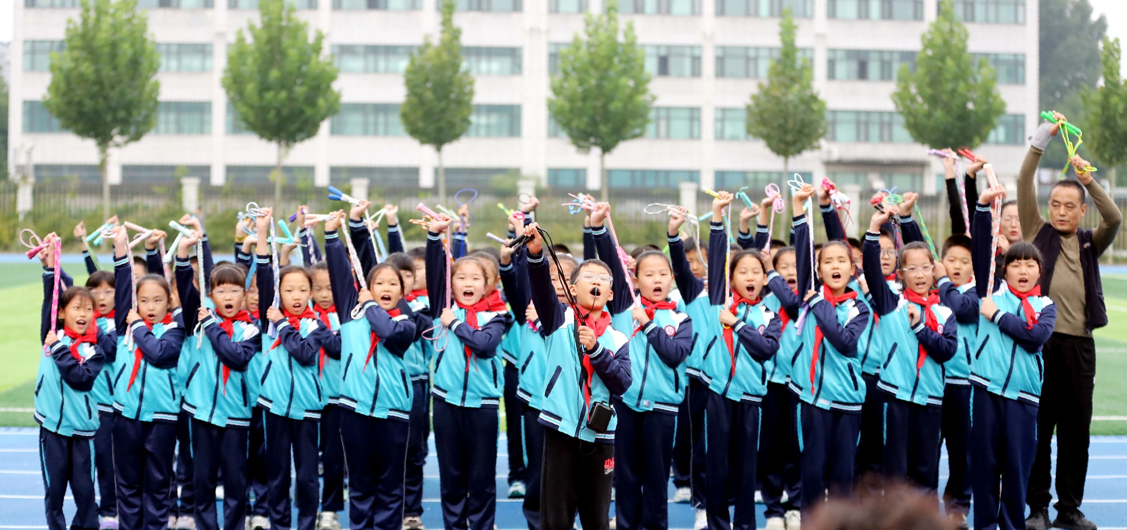 家校共育｜亲子跃动，活力绳操——圣城...