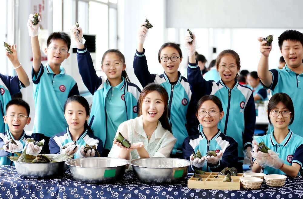 学生素养｜巧手承文脉，粽香润童心——...
